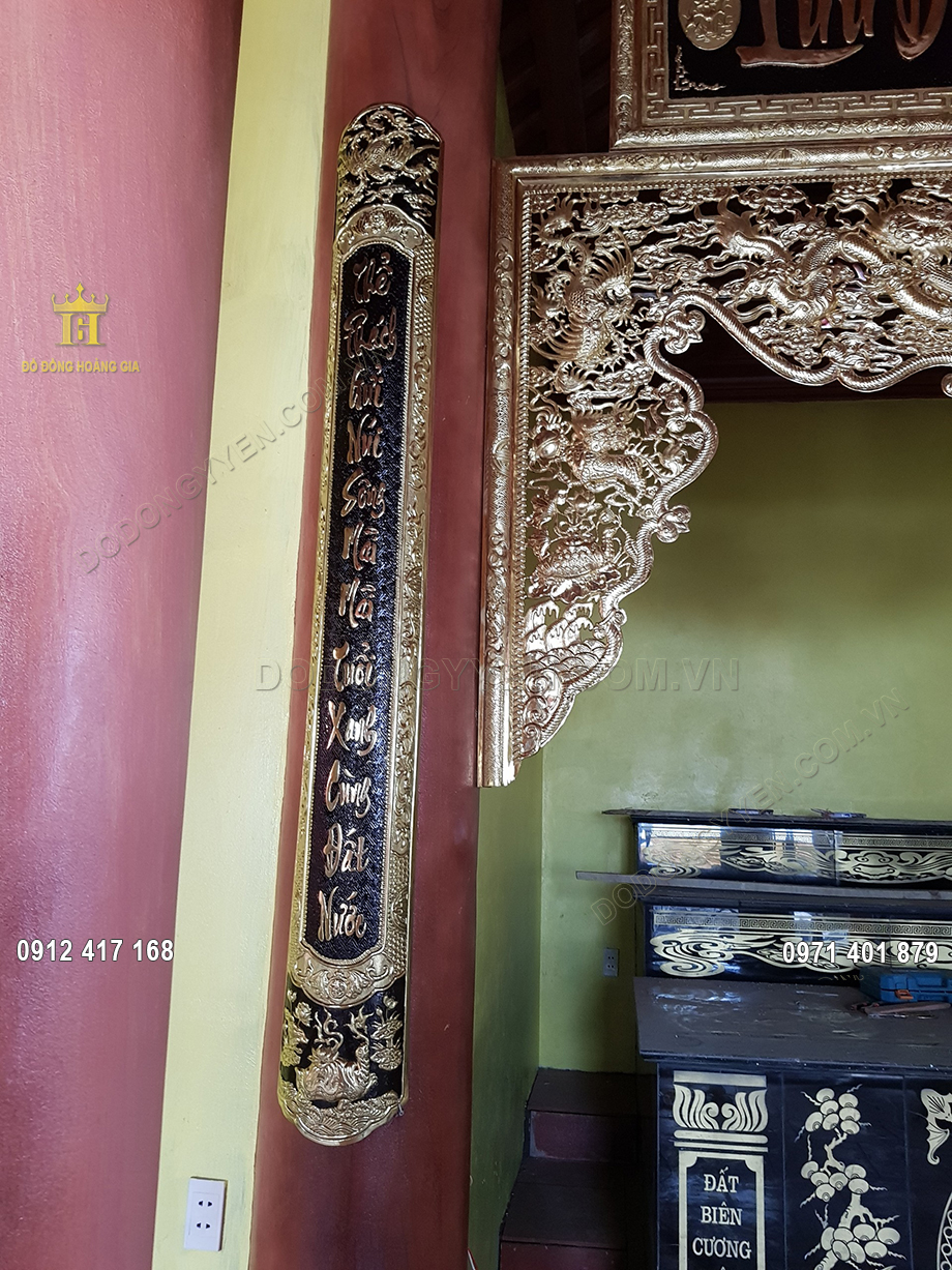 Chữ tr&ecirc;n đ&ocirc;i c&acirc;u đối được chạm th&uacute;c bằng chữ thư ph&aacute;p v&ocirc; c&ugrave;ng đẹp v&agrave; sắc n&eacute;t